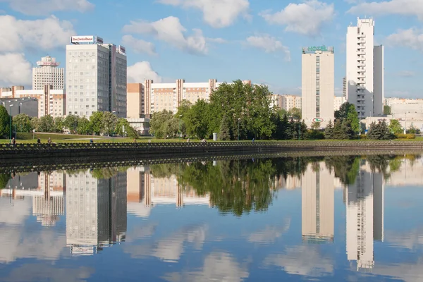 Nemiga district en svisloch rivier in minsk, Wit-Rusland — Stockfoto