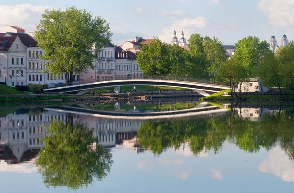 Переглянути на Троїцьке передмістя Свіслочі від річки у Мінську, Білорусь — стокове фото