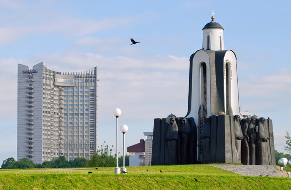 Мемориал "Остров слез" на реке Свислочь в Минске, Беларусь — стоковое фото