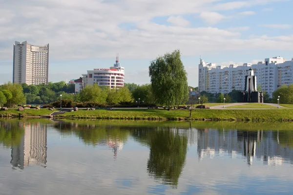 Ön av tårar memorial på svisloch river i minsk, Vitryssland — Stockfoto