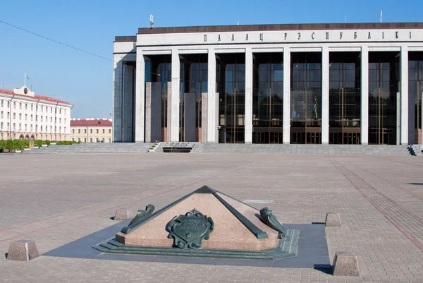 Republikkens palass på Oktyabrskaja-plassen i Minsk i Hviterussland – stockfoto
