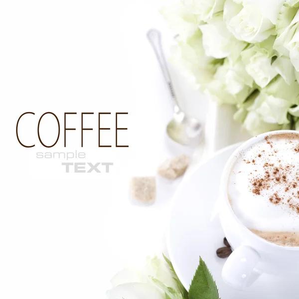 Tasse Kaffee und Rosen — Stockfoto