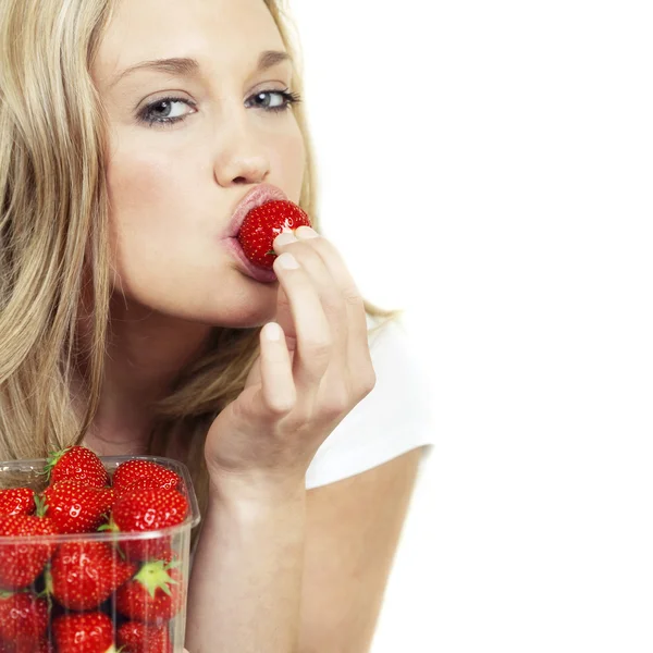 Jeune femme à la fraise — Photo