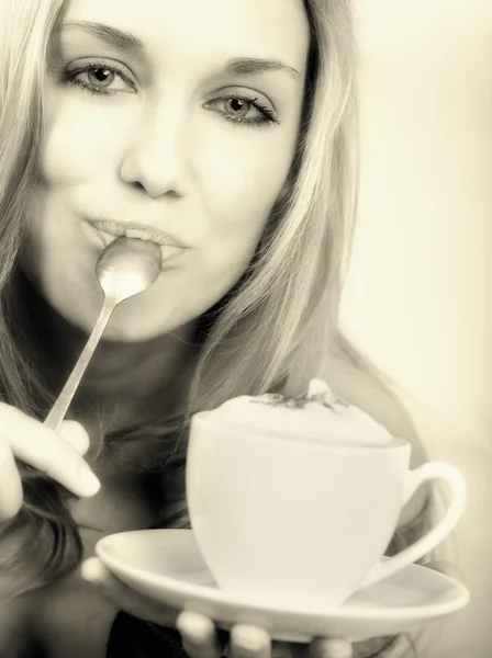 커피 한잔 들고 아름 다운 여자 — 스톡 사진