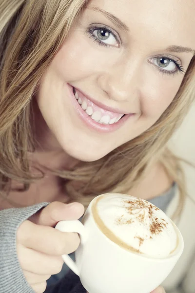Vacker kvinna med kopp kaffe — Stockfoto