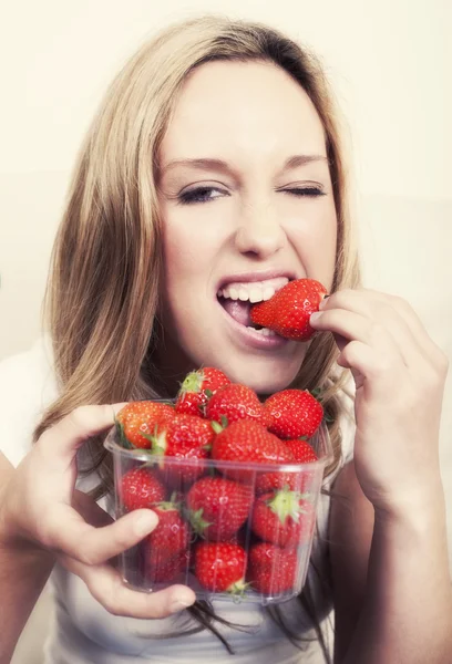 Femeie tânără cu căpșuni — Fotografie, imagine de stoc