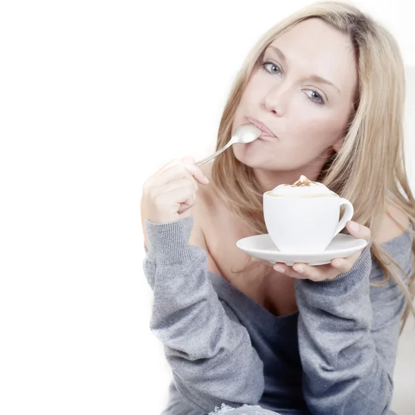 커피 한잔 들고 아름 다운 여자 — 스톡 사진