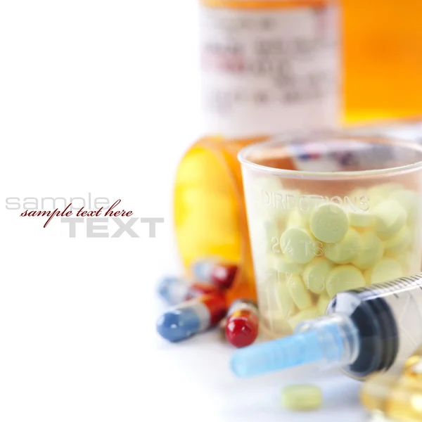 Verpakkingen van verschillende pillen en spuit — Stockfoto