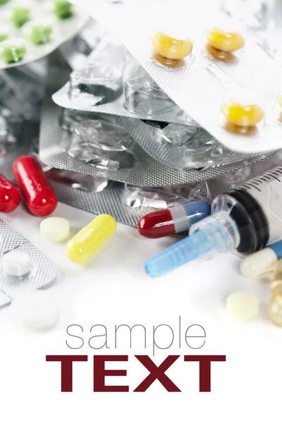 Embalagens de diferentes comprimidos e Seringa — Fotografia de Stock
