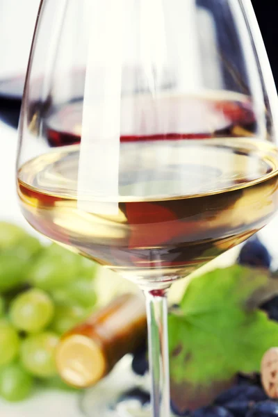 Bicchieri di vino bianco, rosso e rosato e uva — Foto Stock