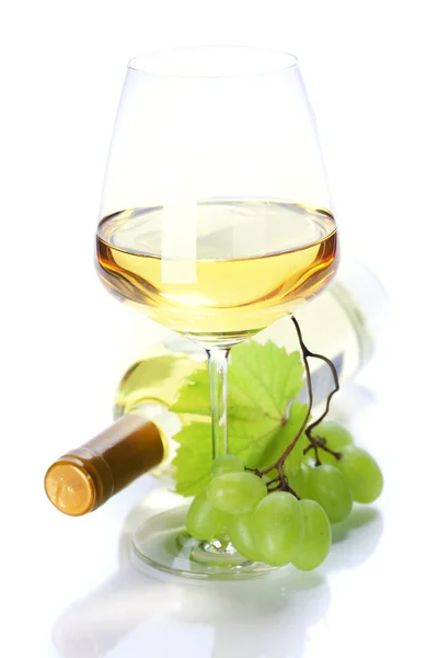 Vinglas med vitt vin och druvmust — Stockfoto
