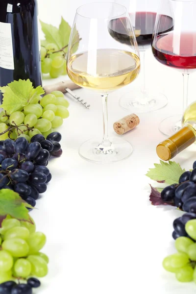 Glasses of white, red and rose wine and grapes — Stock Photo, Image