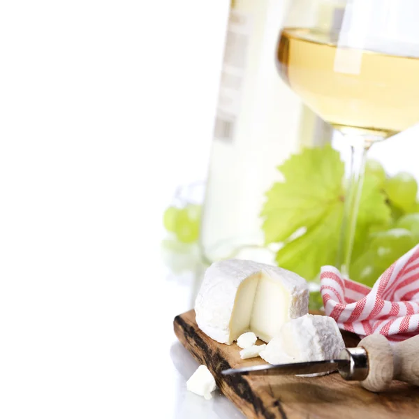Vinho branco, uva e queijo — Fotografia de Stock