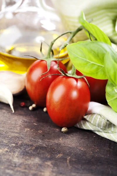 Färska grönsaker och olivolja — Stockfoto