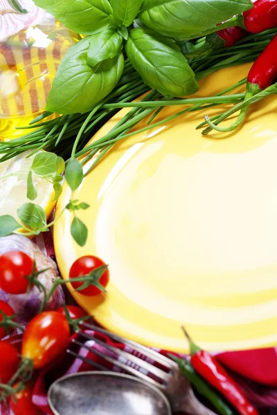 Fresh vegetables and empty plate (for your text) — Stock Photo, Image