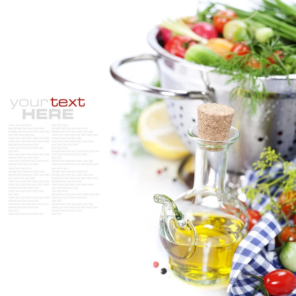 Azeite e produtos hortícolas frescos — Fotografia de Stock