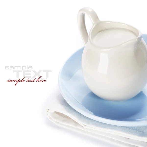 Jarra de cerámica blanca con leche — Foto de Stock