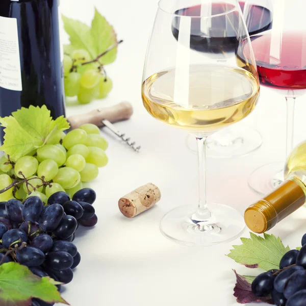 Bicchieri di vino bianco, rosso e rosato e uva — Foto Stock