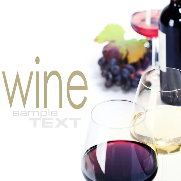 Copos de vinho branco, tinto e rosa e uvas — Fotografia de Stock