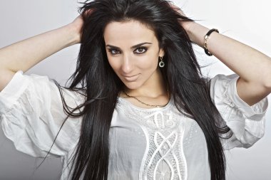 Ermeni kızı hareket sağlıklı güzel uzun saçlı. moda bakmak.