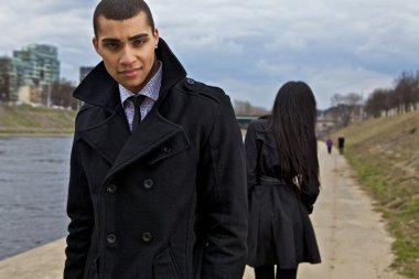 Genç açık farklı yönde giden güzel şık çift