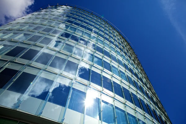 Hauts gratte-ciel modernes sur un fond de ciel bleu — Photo