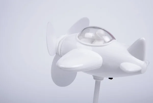 Белый игрушечный самолет — стоковое фото