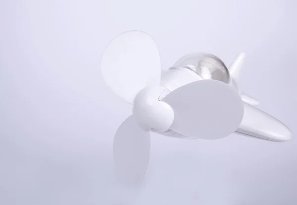 Белый игрушечный самолет — стоковое фото