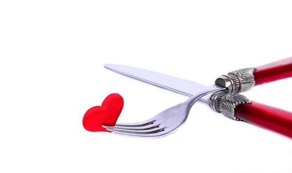 Spina rossa e coltello vicino al simbolo del cuore — Foto Stock