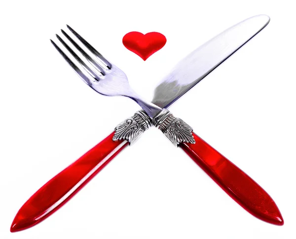 Plugue vermelho e faca perto do símbolo do coração — Fotografia de Stock