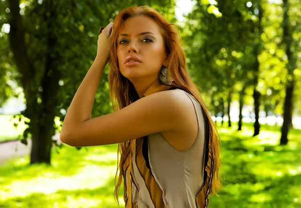 Vackra glamour rödhårig kvinna utomhus. — Stockfoto