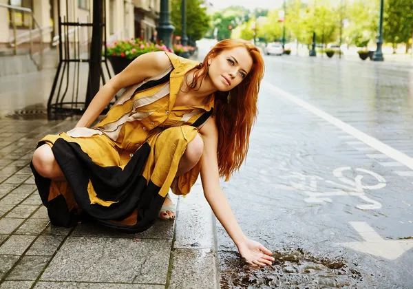 Vackra glamour rödhårig kvinna utomhus. — Stockfoto
