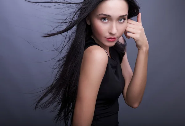 Foto av vacker kvinna med magnifika hår — Stockfoto
