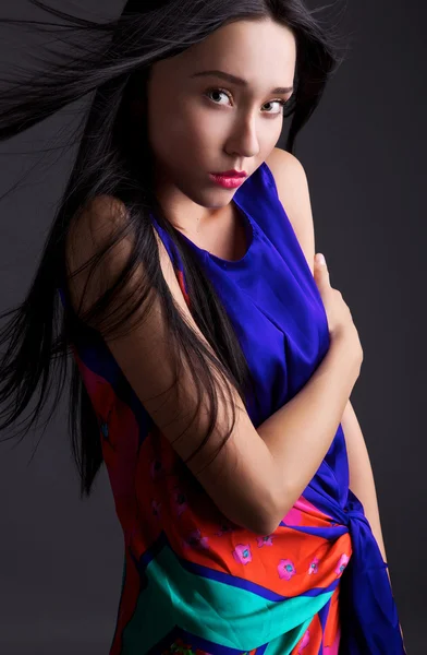Divat fotó fiatal aranyos nő - stúdió-hajtás. etnikai szépség. — Stock Fotó