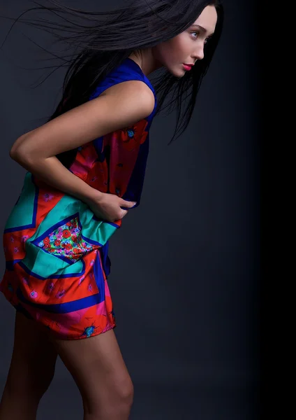 젊은 귀여운 여 인-스튜디오 촬영의 패션 사진. 민족 아름다움. — 스톡 사진
