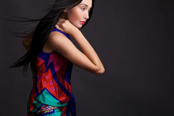 Mode foto van jonge leuke vrouw - studio schieten. etnische schoonheid. — Stockfoto