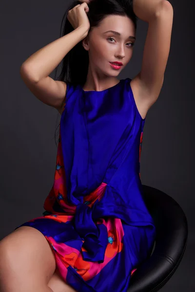 Foto de moda de jovem mulher bonito - tiro estúdio. Beleza étnica . — Fotografia de Stock
