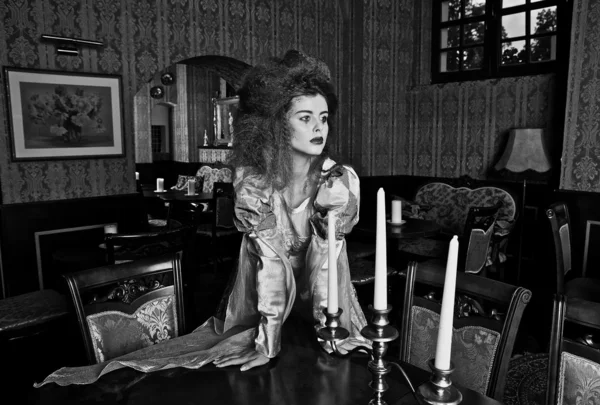 Pauvre duchesse. Portrait vintage style Vogue dans un intérieur de luxe . — Photo