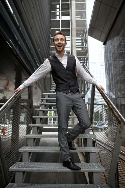 Retrato de un joven hombre de negocios guapo en una escalera de calle —  Fotos de Stock