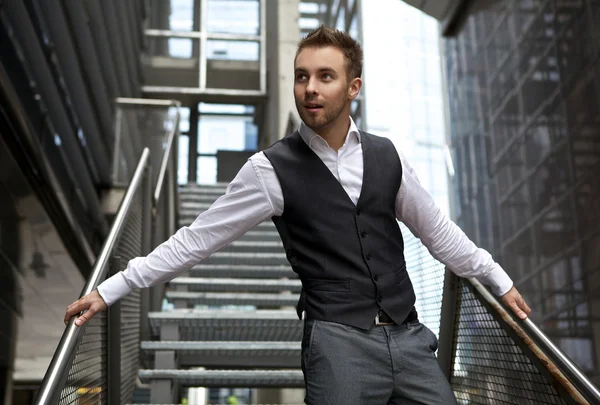 Retrato de un joven hombre de negocios guapo en una escalera de calle —  Fotos de Stock