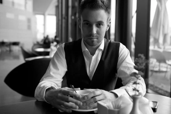 A fiatal üzletember a munkahelyen. fekete-fehér fénykép. — Stock Fotó