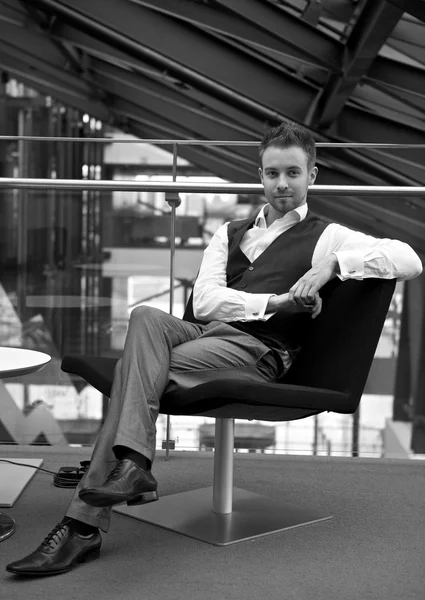 O jovem empresário no local de trabalho. Foto preto-branco . — Fotografia de Stock