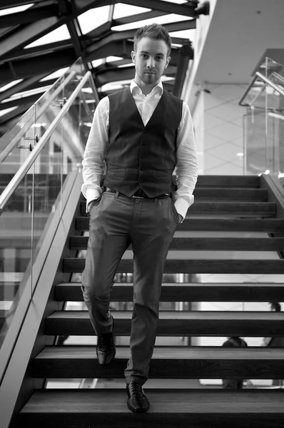 Der junge Geschäftsmann am Arbeitsplatz. Schwarz-Weiß-Foto. — Stockfoto