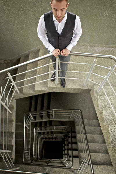 Giovane uomo attraente posa sulla scala . — Foto Stock