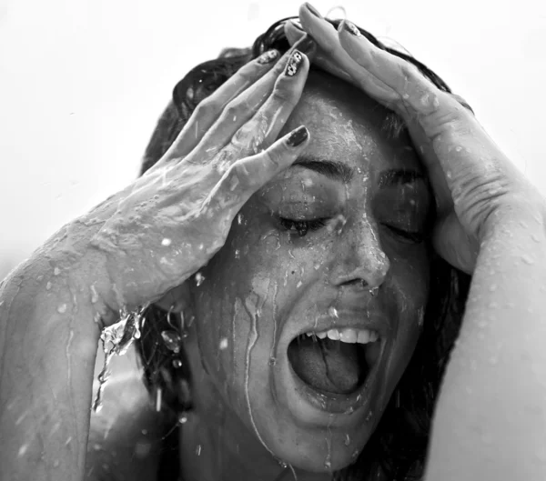 비오는 날에 젖은 아름 다운 섹시 한 여 자가 포즈. 흑백 사진. — 스톡 사진