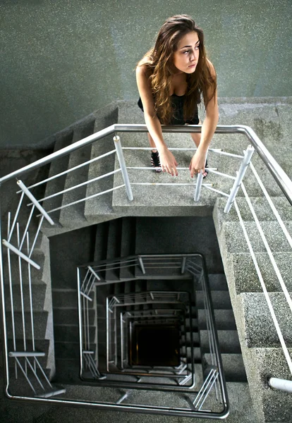 A mulher na escada em um edifício velho . — Fotografia de Stock