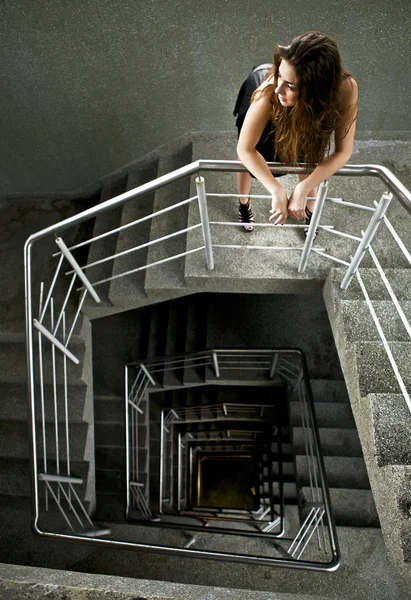 La mujer en escalera en un viejo edificio . — Foto de Stock