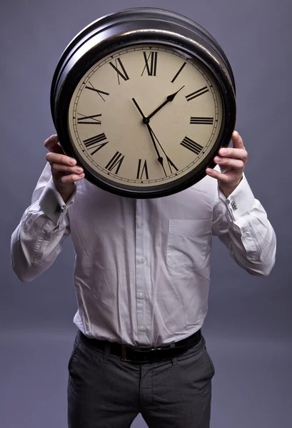 Biznesmen, chowając się za duży zegar. czas pracy koncepcja — Zdjęcie stockowe