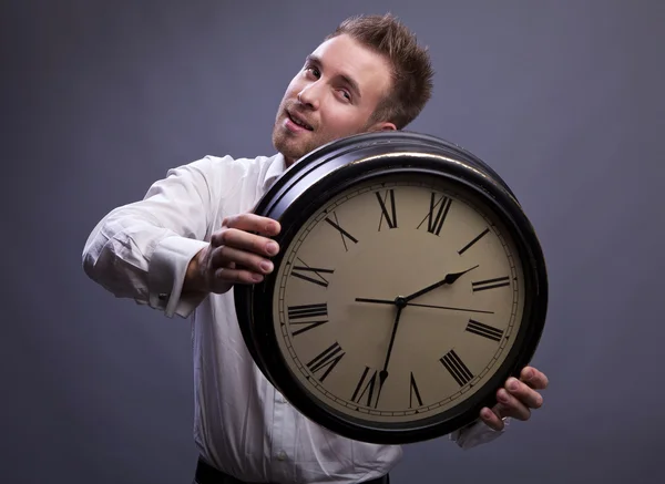 ビジネスマン大時計の後ろに隠れて。仕事の概念のための時間 — ストック写真