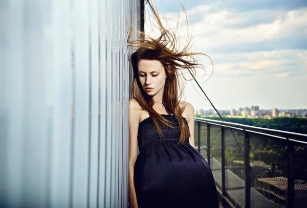 Fiatal romantikus modell egy felhőkarcoló tetején. — Stock Fotó